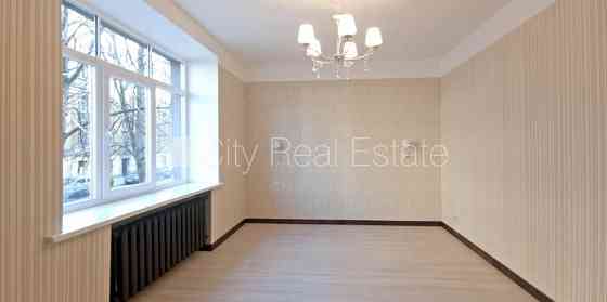 Фасадный дом, благоустроенный озеленённый двор, бесплатная стоянка во дворе, Rīga