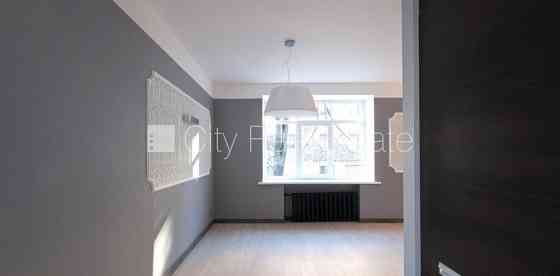 Фасадный дом, благоустроенный озеленённый двор, бесплатная стоянка во дворе, Rīga