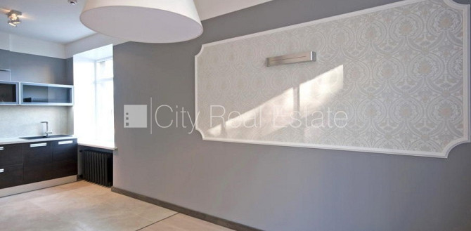 Земля в собственности, фасадный дом, благоустроенный озеленённый двор, Рига - изображение 6