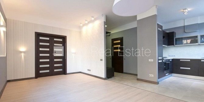 Земля в собственности, фасадный дом, благоустроенный озеленённый двор, Рига - изображение 1