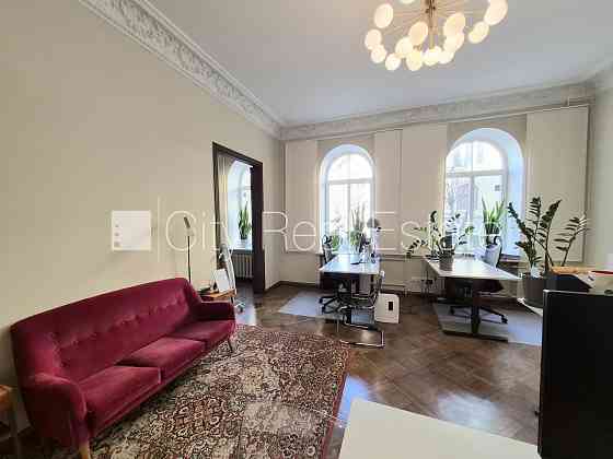 Фасадный дом, реновированный дом, вход с улицы, бельэтаж, лестничная клетка после Рига