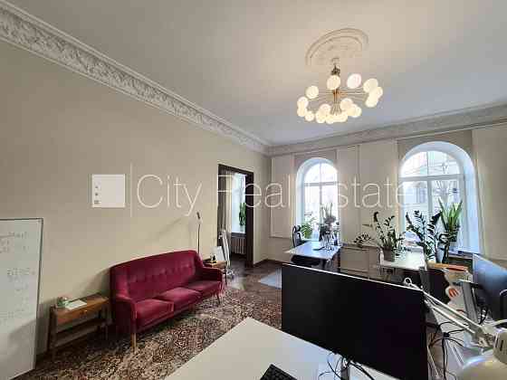 Фасадный дом, реновированный дом, вход с улицы, бельэтаж, лестничная клетка после Рига