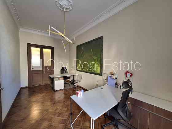 Фасадный дом, реновированный дом, вход с улицы, бельэтаж, лестничная клетка после Рига