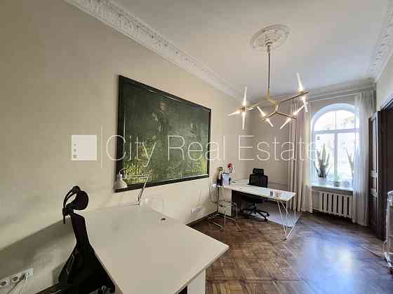 Фасадный дом, реновированный дом, вход с улицы, бельэтаж, лестничная клетка после Рига