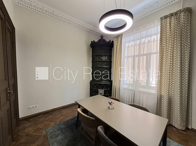 Фасадный дом, реновированный дом, вход с улицы, бельэтаж, лестничная клетка после Рига - изображение 8