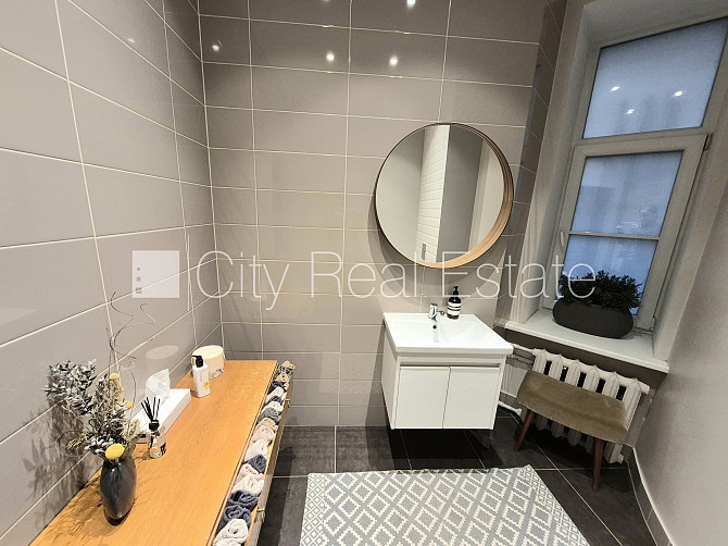 Фасадный дом, реновированный дом, вход с улицы, бельэтаж, лестничная клетка после Рига - изображение 19