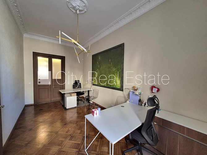 Фасадный дом, реновированный дом, вход с улицы, бельэтаж, лестничная клетка после Рига - изображение 4