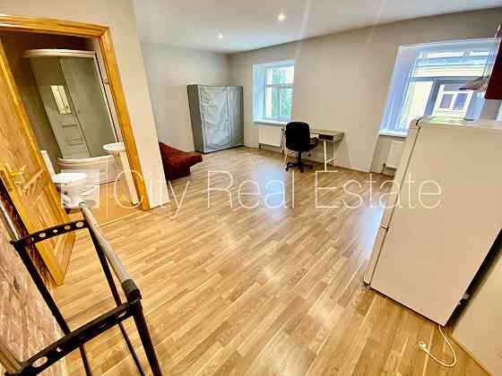 Здание во дворе, реновированный дом, вход с улицы, лестничная клетка после Rīga