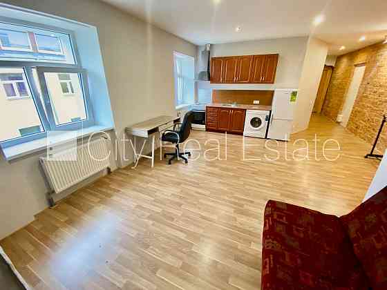 Здание во дворе, реновированный дом, вход с улицы, лестничная клетка после Rīga