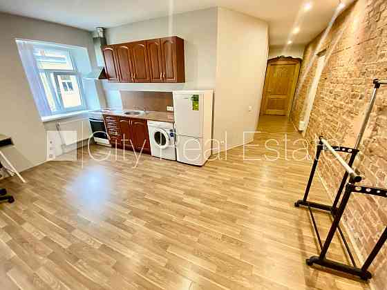 Здание во дворе, реновированный дом, вход с улицы, лестничная клетка после Rīga