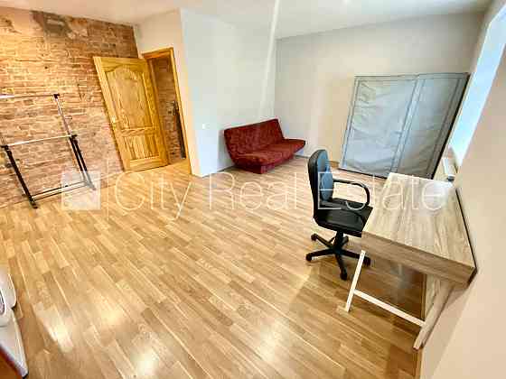 Здание во дворе, реновированный дом, вход с улицы, лестничная клетка после Rīga