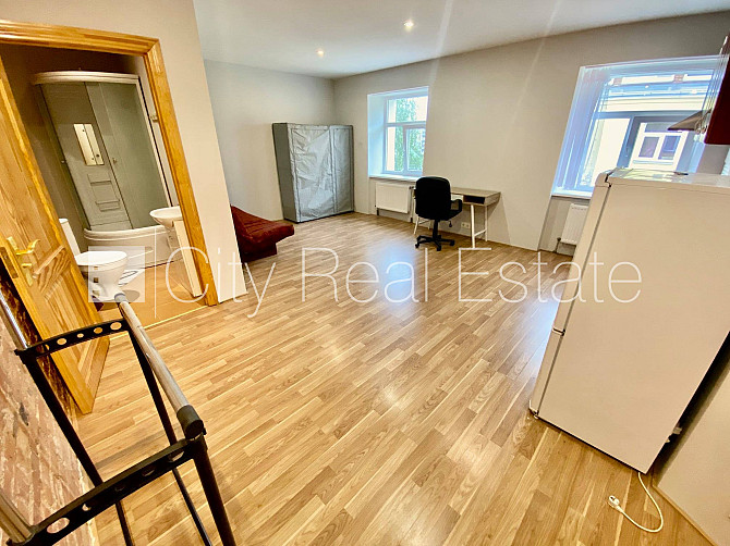 Pagalma ēka, renovēta māja, ieeja no ielas, kāpņu telpa pēc kosmētiskā remonta, logi Rīga - foto 2