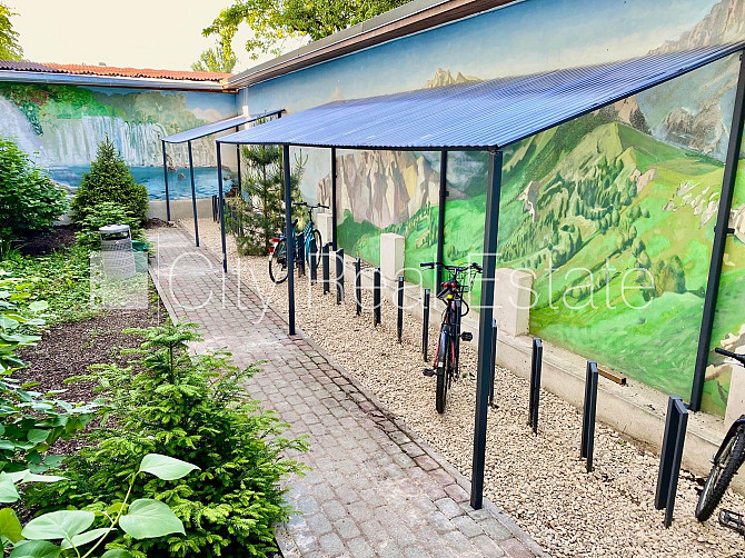 Pagalma ēka, renovēta māja, ieeja no ielas, kāpņu telpa pēc kosmētiskā remonta, logi Rīga - foto 8