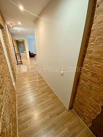 Pagalma ēka, renovēta māja, ieeja no ielas, kāpņu telpa pēc kosmētiskā remonta, logi Rīga - foto 7