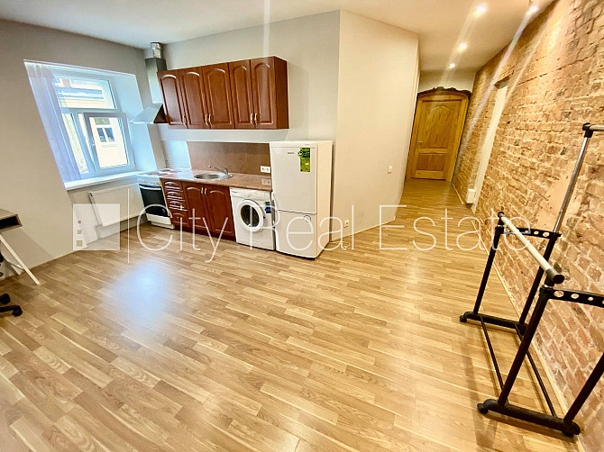 Pagalma ēka, renovēta māja, ieeja no ielas, kāpņu telpa pēc kosmētiskā remonta, logi Rīga - foto 1