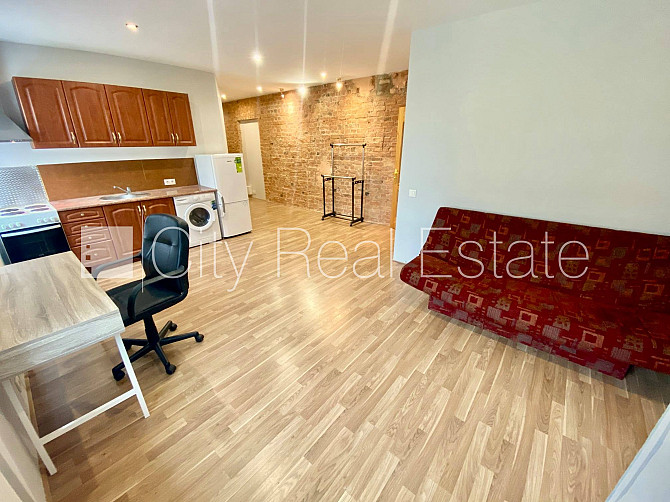 Pagalma ēka, renovēta māja, ieeja no ielas, kāpņu telpa pēc kosmētiskā remonta, logi Rīga - foto 5