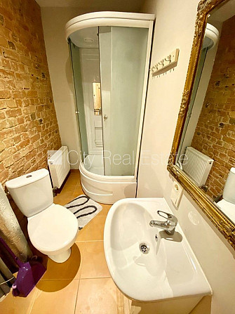 Pagalma ēka, renovēta māja, ieeja no ielas, kāpņu telpa pēc kosmētiskā remonta, logi Rīga - foto 6