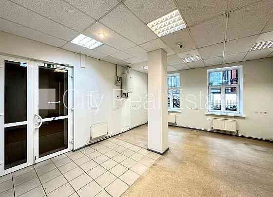 Здание во дворе, благоустроенная озеленённая территория, закрытый двор, въездные Рига