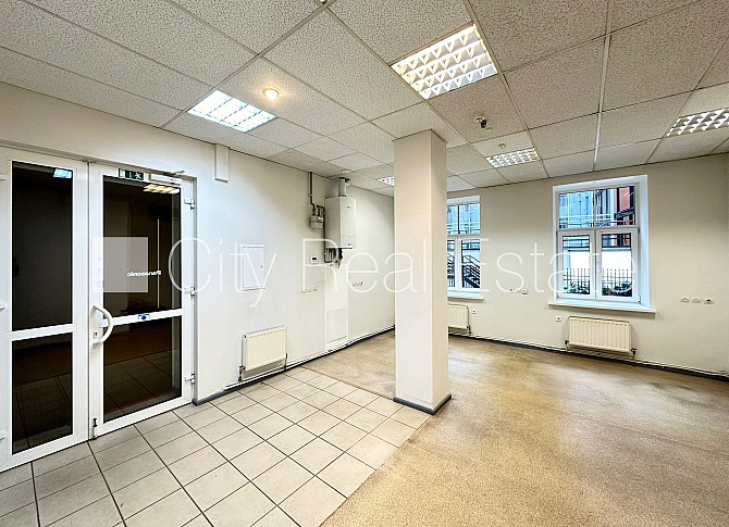 Здание во дворе, благоустроенная озеленённая территория, закрытый двор, въездные Рига - изображение 4