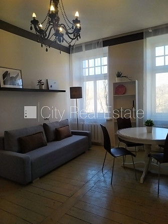 Fasādes māja, ir lifts, kāpņu telpa pēc kapitālā remonta, istabas izolētas 2 gab., studio Rīga - foto 3