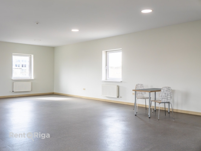 Iznomā biroja telpas kapitāli rekonstruētā ēkā, sakoptā un apsargātā industriālā parka Rīga - foto 5