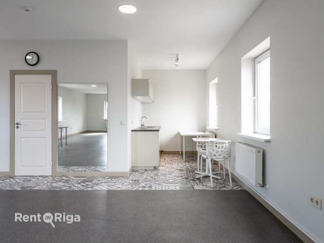 Iznomā biroja telpas kapitāli rekonstruētā ēkā, sakoptā un apsargātā industriālā parka Rīga - foto 6