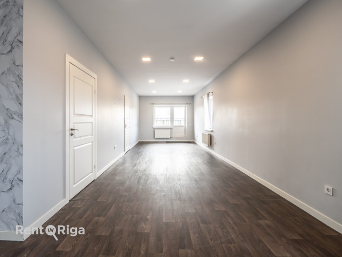 Iznomā biroja telpas 4.stāvā ar virtuvi.  Plānojumā: 2 izolēti kabineti, WC, neliels balkons Rīga - foto 1