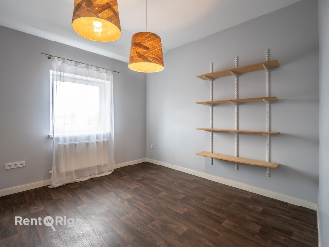 Iznomā biroja telpas 4.stāvā ar virtuvi.  Plānojumā: 2 izolēti kabineti, WC, neliels balkons Rīga - foto 9