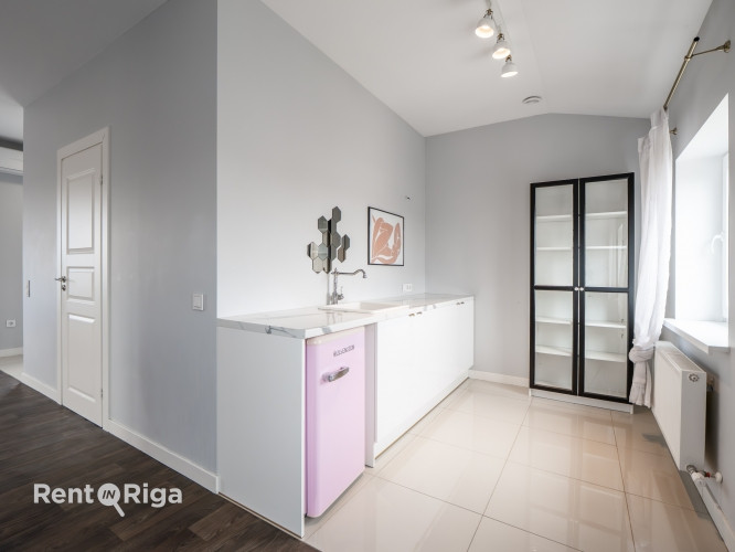 Iznomā biroja telpas 4.stāvā ar virtuvi.  Plānojumā: 2 izolēti kabineti, WC, neliels balkons Rīga - foto 7