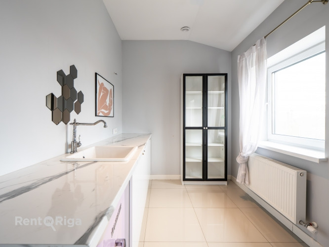 Iznomā biroja telpas 4.stāvā ar virtuvi.  Plānojumā: 2 izolēti kabineti, WC, neliels balkons Rīga - foto 5