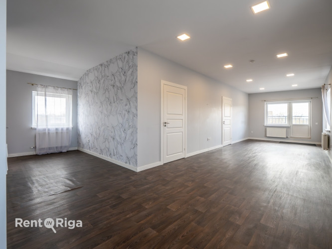 Iznomā biroja telpas 4.stāvā ar virtuvi.  Plānojumā: 2 izolēti kabineti, WC, neliels balkons Rīga - foto 3