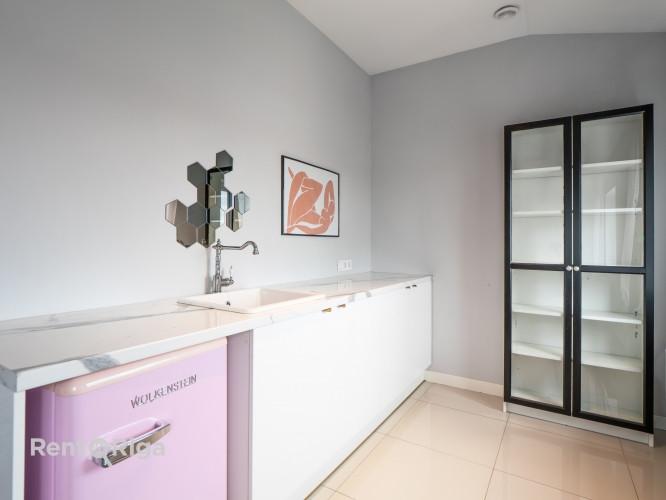 Iznomā biroja telpas 4.stāvā ar virtuvi.  Plānojumā: 2 izolēti kabineti, WC, neliels balkons Rīga - foto 6