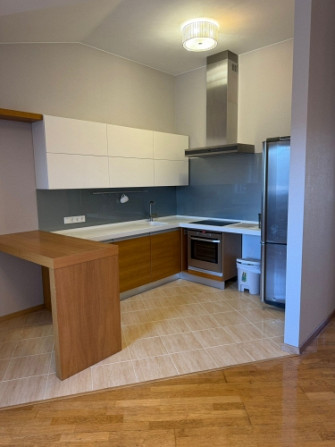 Pārdod modernu un gaišu 3 istabu dzīvokli jaunajā projektā!  Dzīvoklis atrodas drošā un Rīgas rajons - foto 3