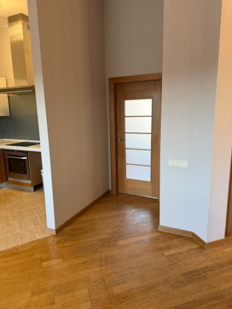 Pārdod modernu un gaišu 3 istabu dzīvokli jaunajā projektā!  Dzīvoklis atrodas drošā un Rīgas rajons - foto 6