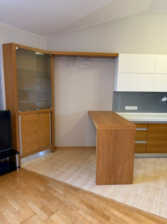 Pārdod modernu un gaišu 3 istabu dzīvokli jaunajā projektā!  Dzīvoklis atrodas drošā un Rīgas rajons - foto 2