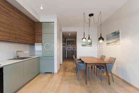 Частный дом, новостройка, здание во дворе, благоустроенный озеленённый двор, Jūrmala