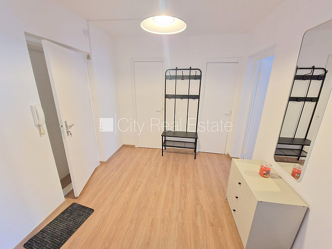 Fasādes māja, vieta automašīnai, objektu apsargā fiziskā apsardze, ieeja no pagalma, ir Rīga - foto 19