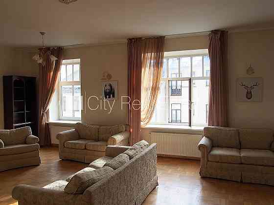 Фасадный дом, реновированный дом, закрытый двор, вход с улицы, лифт, лестничная Rīga