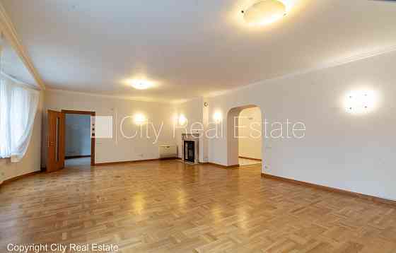 Фасадный дом, реновированный дом, закрытый двор, место для машины, вход с улицы и Rīga