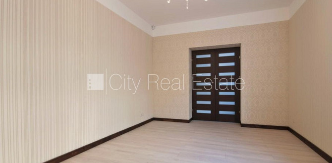 Фасадный дом, благоустроенный озеленённый двор, бесплатная стоянка во дворе, Рига - изображение 5