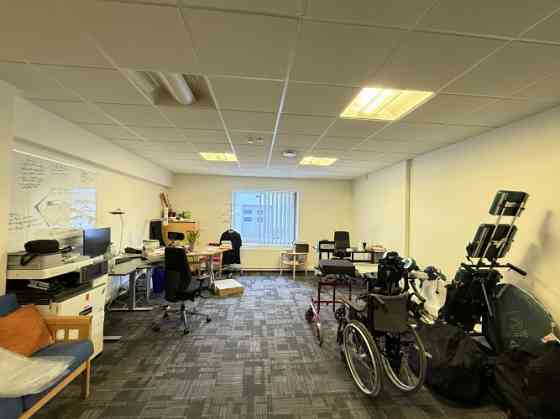 Сдаются офисные/торговые помещения в Югле, на 1-м этаже.  В предложении Rīga