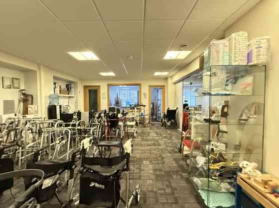 Сдаются офисные/торговые помещения в Югле, на 1-м этаже.  В предложении Rīga