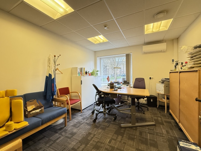 Iznomā biroja/tirdzniecības telpas Juglā, 1. stāvā. Piedāvājumā funkcionālas telpas ērtā Rīga - foto 9