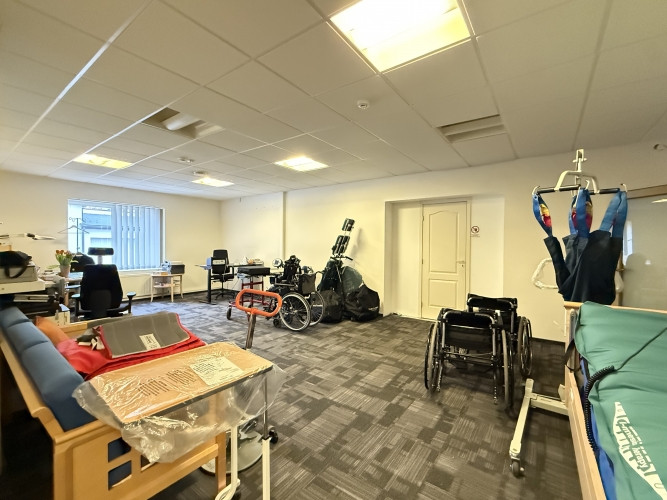 Iznomā biroja/tirdzniecības telpas Juglā, 1. stāvā. Piedāvājumā funkcionālas telpas ērtā Rīga - foto 8