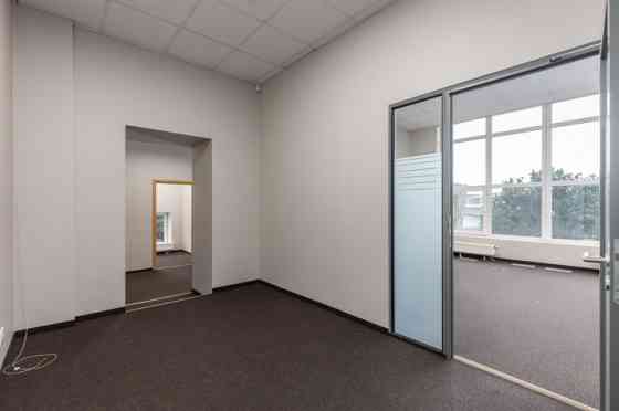 Сдаются светлые офисные помещения в ухоженном здании с большими панорамными Рига