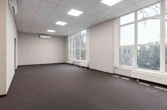 Сдаются светлые офисные помещения в ухоженном здании с большими панорамными Рига