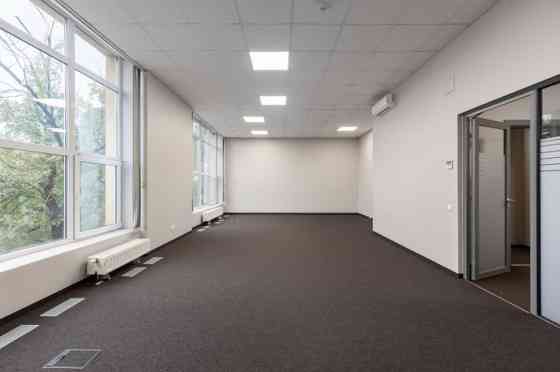 Сдаются светлые офисные помещения в ухоженном здании с большими панорамными Рига