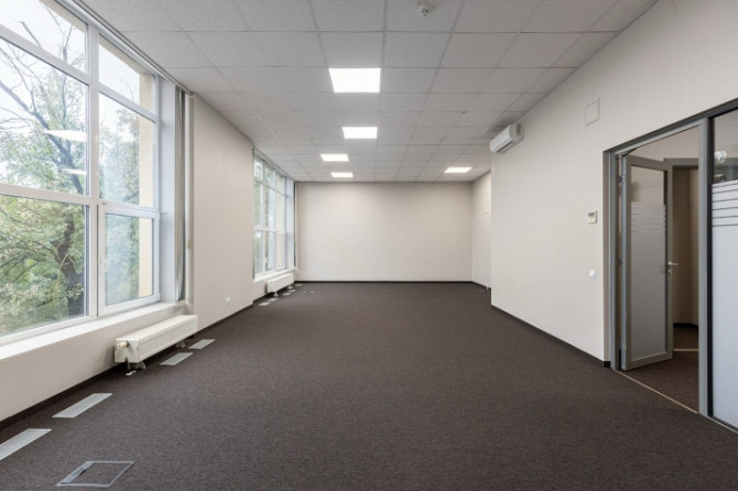 Сдаются светлые офисные помещения в ухоженном здании с большими панорамными Рига - изображение 1