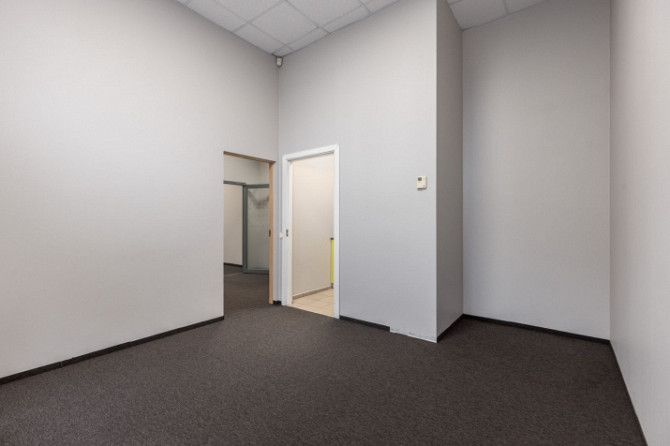 Сдаются светлые офисные помещения в ухоженном здании с большими панорамными Рига - изображение 9