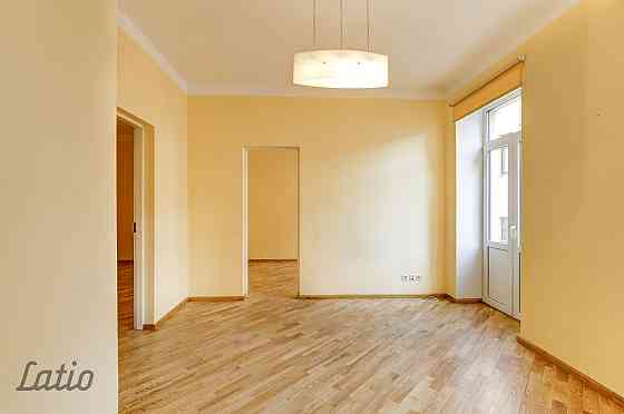 Tiek izīrēts dzīvoklis renovētā mājā pašā pilsētas centrā. Līdzās veikali, kafejnīcas, skolas, sport Рига